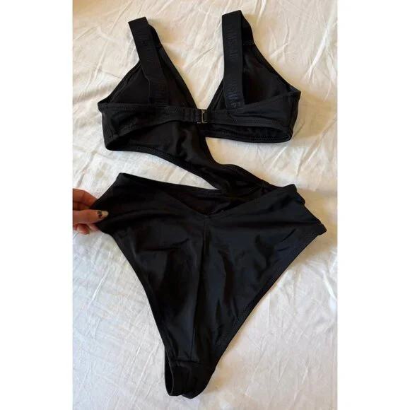 Gymshark Women’s One-Piece Cut-Out Swimsuit Black XS - Picture 2 of 5